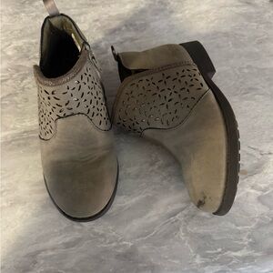 Oshkosh Girls Gray Laser-Cut Ankle Boots size 11